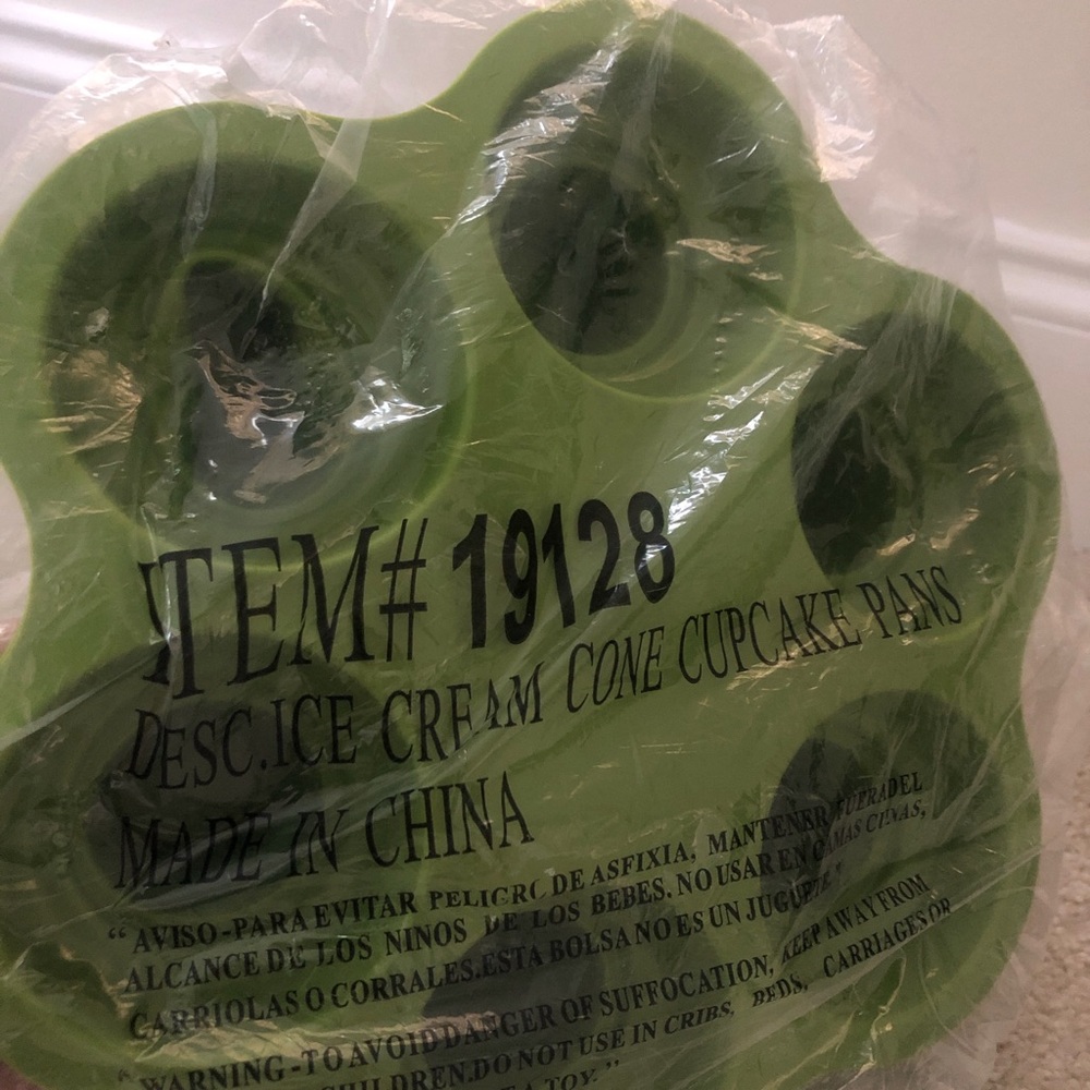 New Green Silicone Ice Cream Cone Cupcake Pan Pack of 3